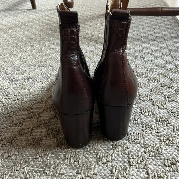 FRYE Stella Short Chelsea Boot, Dark Brown - Size 7 - Picture 5 of 7